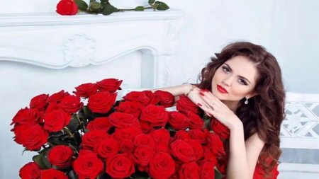 Девушка с розами