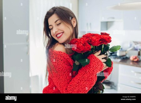 Счастливая девушка с букетом