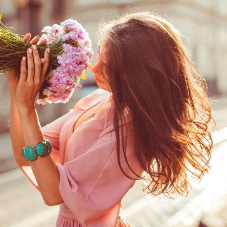 Девушка счастлива