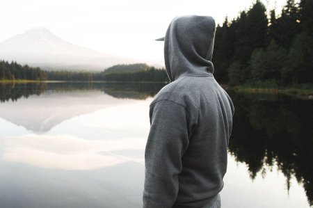 Человек в капюшоне спиной