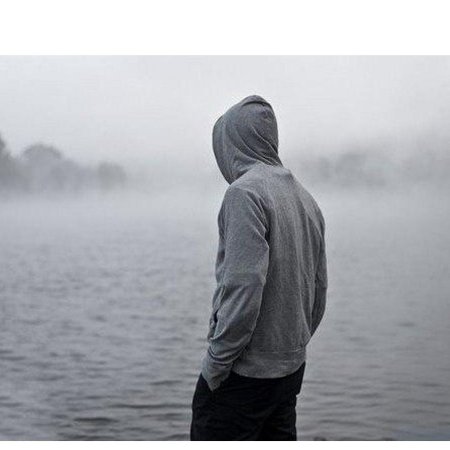 Парень в капюшоне со спины