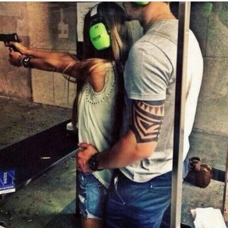 Девушка и парень с пистолетами