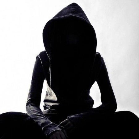 Женщина в капюшоне