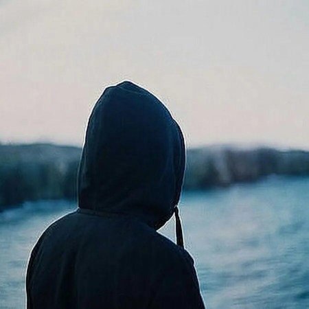 Со спины в капюшоне