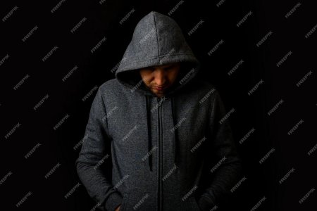 Мальчик в капюшоне