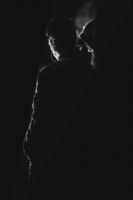 Парень в темноте