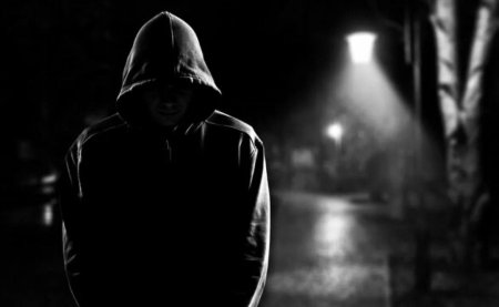 Силуэт в капюшоне