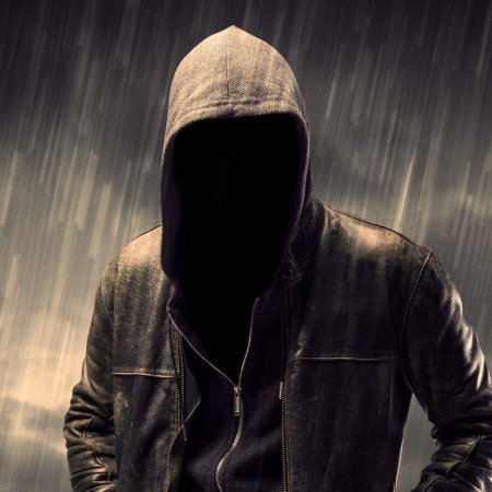 Загадочный человек в капюшоне