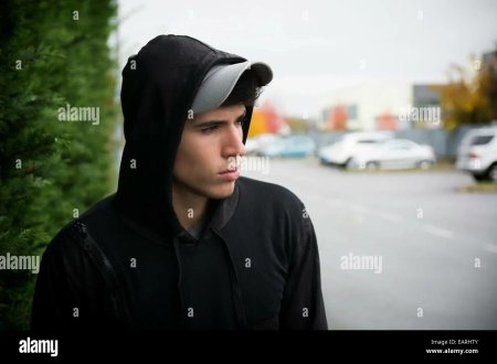 Подросток в капюшоне