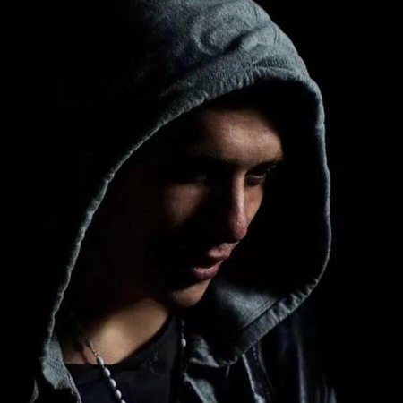 Парень в черном капюшоне