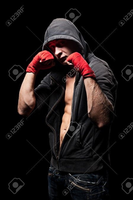 Боксер в капюшоне