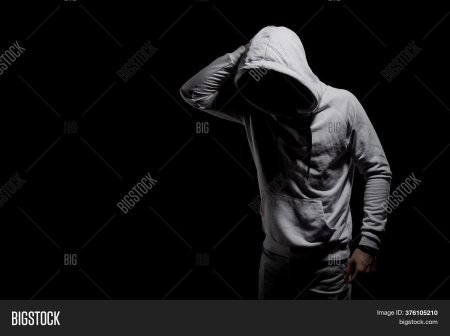 Фото парней в капюшоне с улыбкой