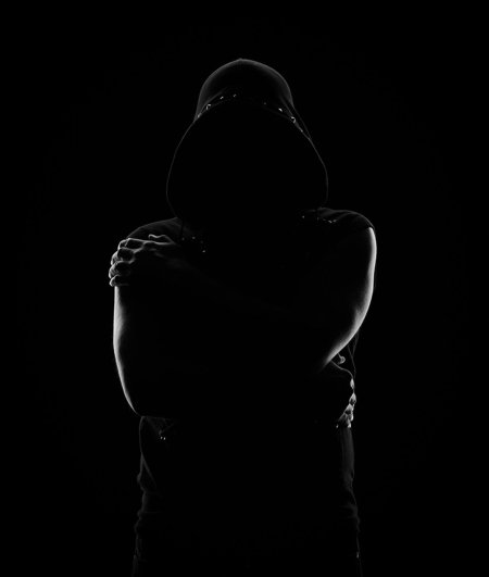 Силуэт человека в капюшоне