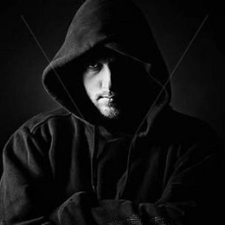 Мужчина в капюшоне без лица