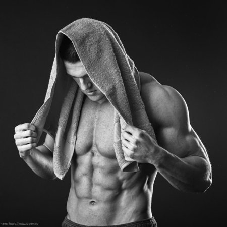 Мужик в капюшоне спорт