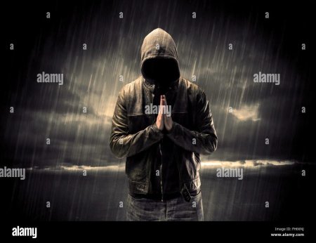 Загадочный человек в капюшоне