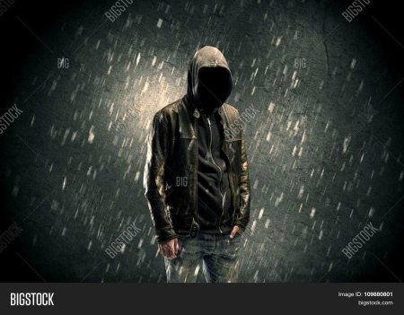 Тип в капюшоне