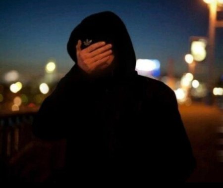 Парень в капюшоне ночью