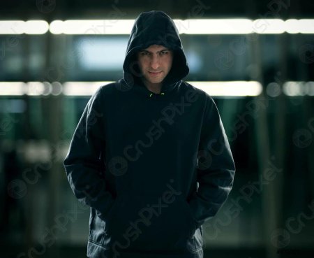 Парень в толстовке с капюшоном