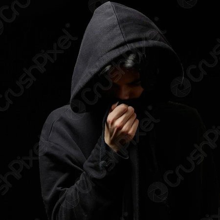 Парень прикрывает лицо