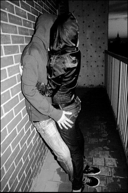 Парень с девушкой в подъезде