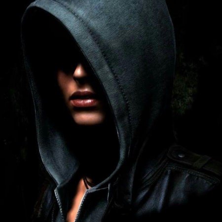 Девушка в капюшоне