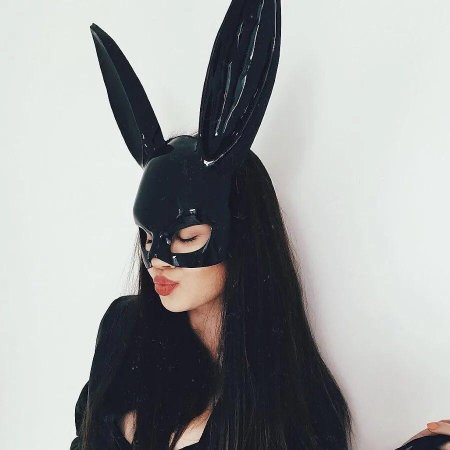 Девушка в маске зайчика