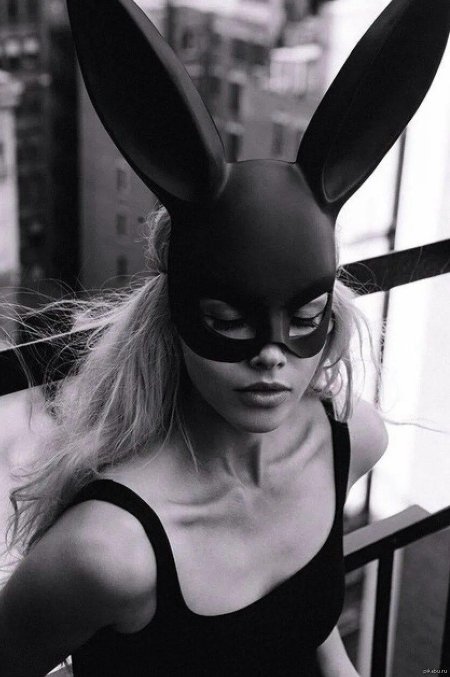 Девушка в масле кролика