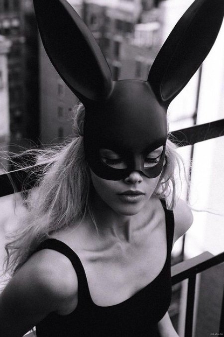 Девушка в масле кролика