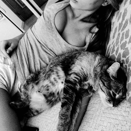 Девушка с котиком