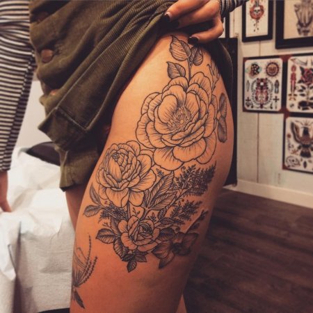 Тату на бедре