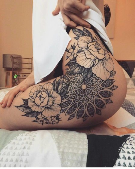 Тату на бедре