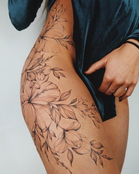 Тату на бедре