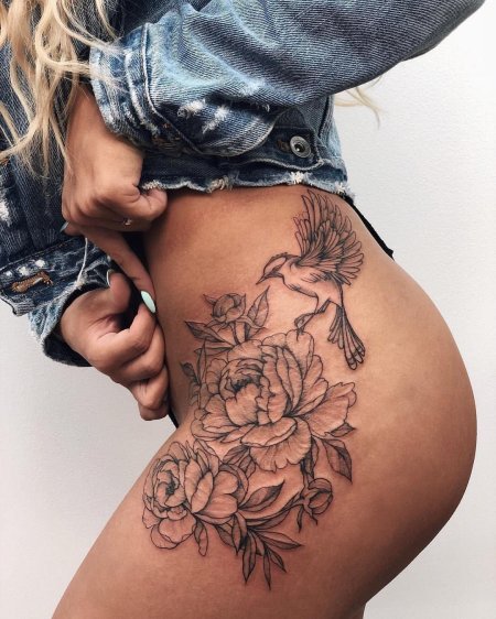 Тату на бедре