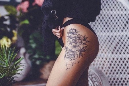 Тату на бедре