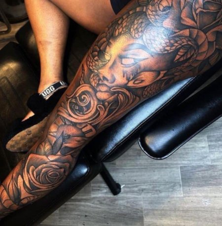 Татуировка на всю ногу