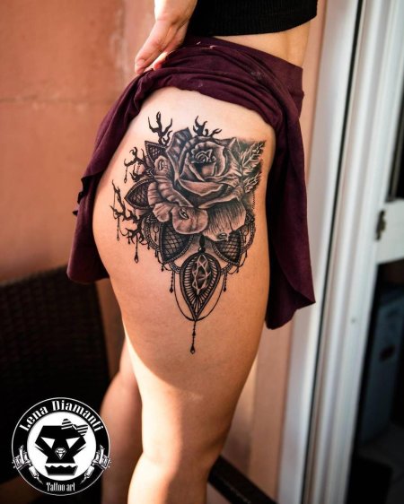 Тату на бедре