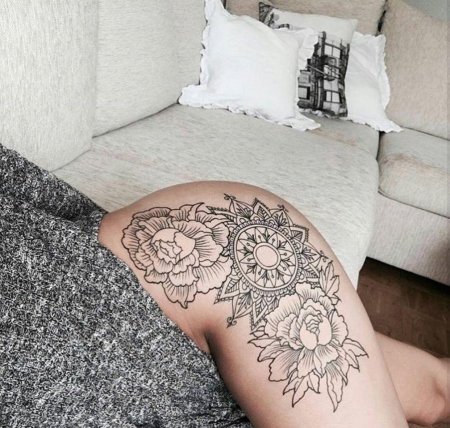 Тату на бедре