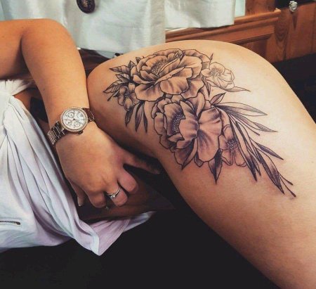 Тату на бедре