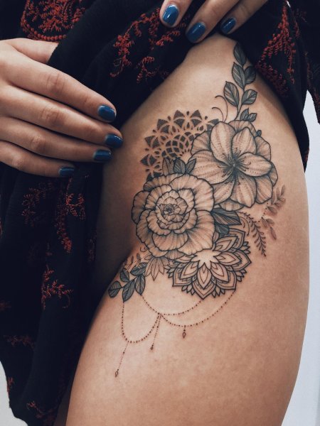 Тату на бедре