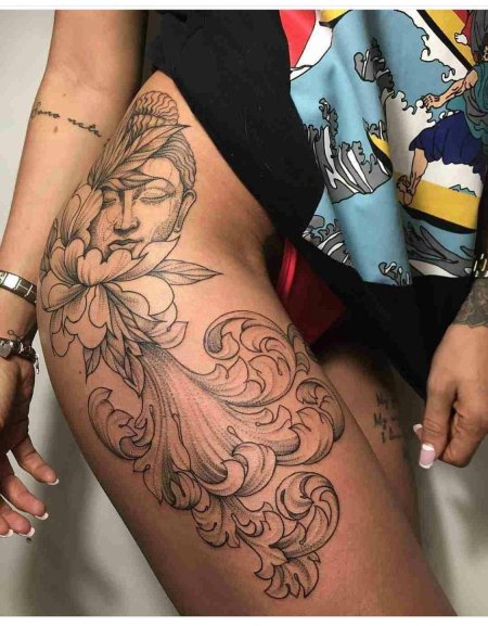 Тату на бедре