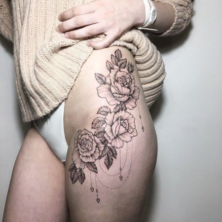 Тату на бедре