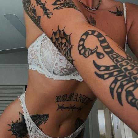 Женщина с татуировками