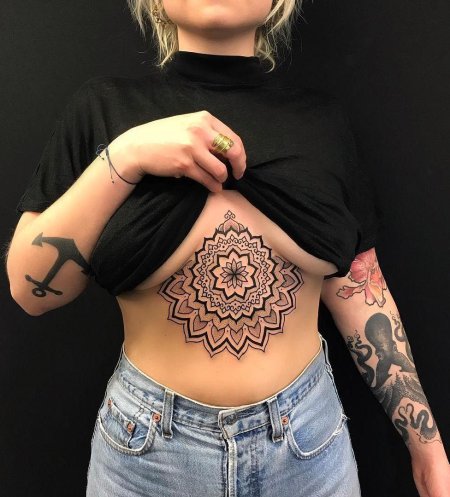 Мандала на груди