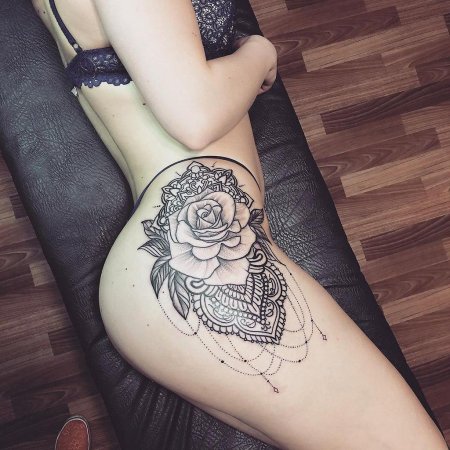 Тату украшение на бедре