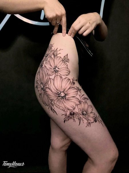 Тату пионы на бедре