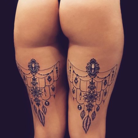 Дама пики тату на ноге