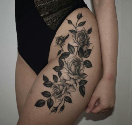 Тату на бедре