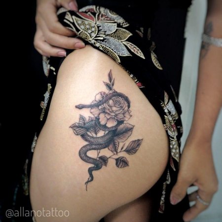 Тату змея на бедре