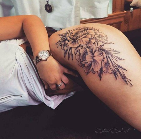 Тату на бедре